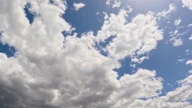 流れる雲のタイムラプス