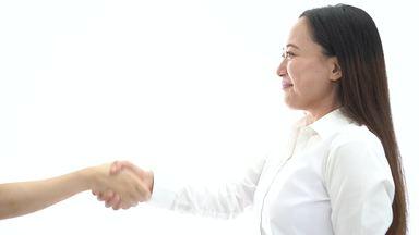 握手をする日本人女性