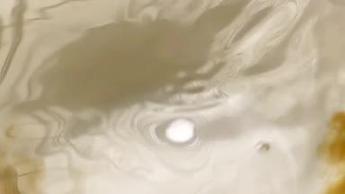 渦巻く液体の流れ　透明から茶色