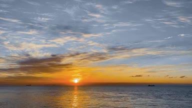 海に沈む夕日のタイムラプス映像