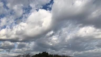 左から右に流れる雲　タイムラプス