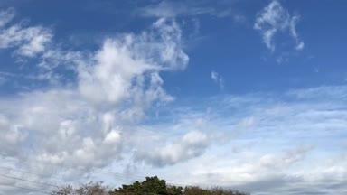 ゆっくり左から右に流れる雲　タイムラプス