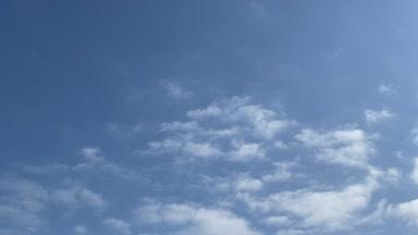夏の爽やかな青い空と雲