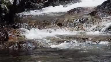 流れる水
