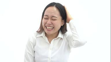 笑顔で謝る日本人女性
