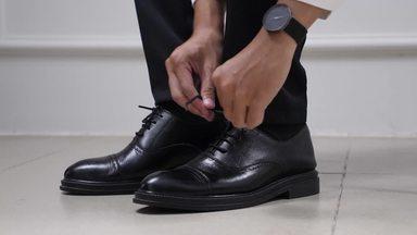 men&#39;s feet tying shoelaces