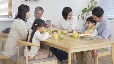 家族で食事をしているところ