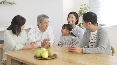 家族５人で話しているところ