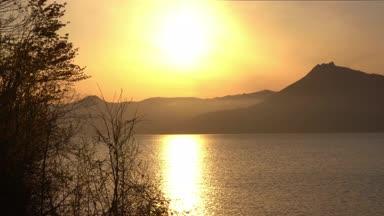 夕日と湖
