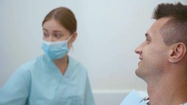 患者に説明する歯科医
