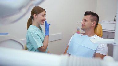 患者に丁寧に身振り手振り説明する歯科医