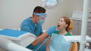 虫歯を治療する歯科医