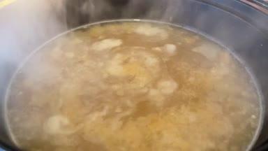 大鍋で作る味噌汁