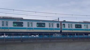 多摩川鉄橋を走る京浜東北線列車