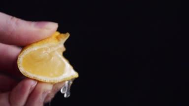 レモンを搾る 果汁が飛ぶ