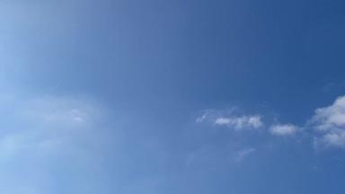 青空と白い雲のタイムラプス