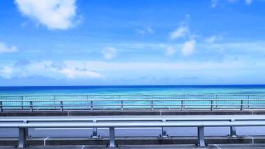 沖縄のバスからの海の光景