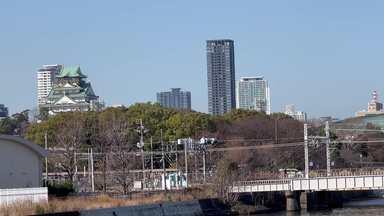 大阪城を背景に走る221系外回り電車