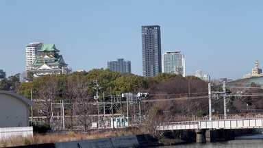 大阪城を背景に走る221系内回り電車