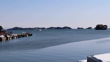 松島の風景と遊覧船を待つ人々