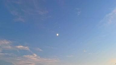 夕暮れから出てきた月のタイムラプス