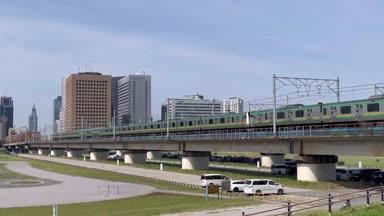 多摩川鉄橋で上下線列車が交差