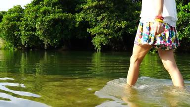 マングローブの水辺でくつろぐ女性