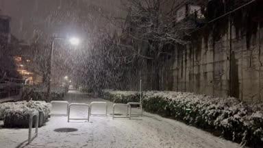 夜の雪が降る街