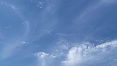 青空と薄い雲のタイムラプス