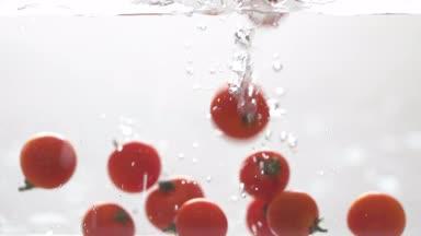 水に落ちるミニトマト