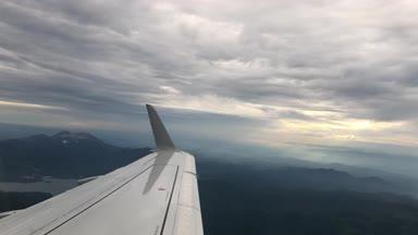北海道の大自然を通過する飛行機