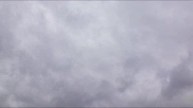 雨の日に流れる雨雲のタイムラプス