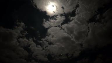 満月の夜に流れる雲のタイムラプス