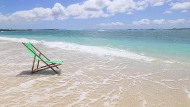 沖縄の美しい海とビーチチェア