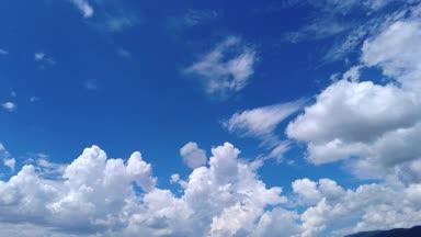 夏空と入道雲のタイムラプス