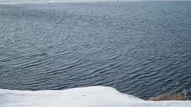 冬の湖の水面 北海道シラルトロ湖