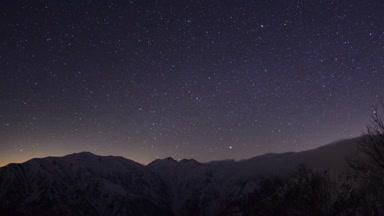 冬の爺ヶ岳から見た針ノ木岳・蓮華岳と星空
