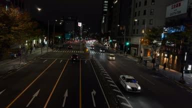 夜の東京で車が走っている道