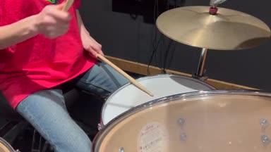 音楽スタジオのドラムを演奏する女性