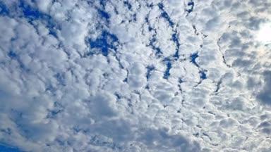 青空に流れる鱗雲のタイムラプス