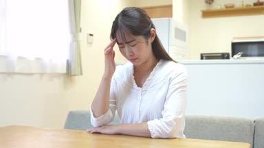 頭痛を訴える日本人女性
