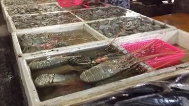 海老を売る魚市場