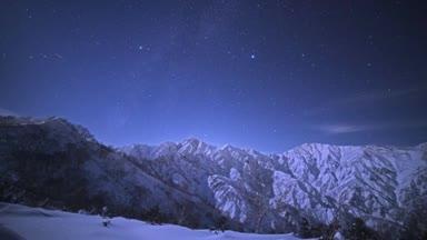 遠見尾根から見た五竜岳と星のタイムラプス