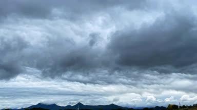 空に流れる雨雲のタイムラプス