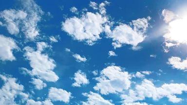 秋の青い空と白い雲のタイムラプス