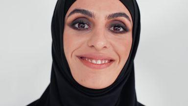 笑顔のムスリム女性のアップ