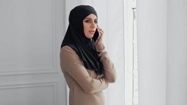 通話中のムスリム女性