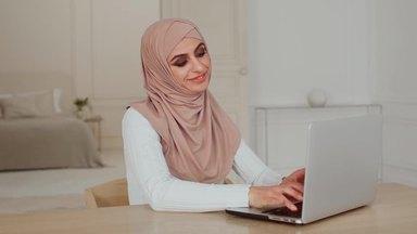 パソコン入力をするムスリム女性