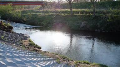 夕方の川の流れと橋 北海道釧路町