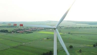 新緑の風力発電